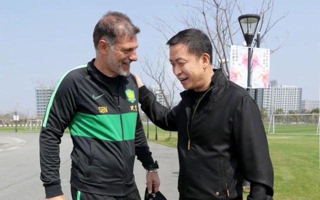 周金辉探班国安：继续保持稳定发展 目标仍是冠军